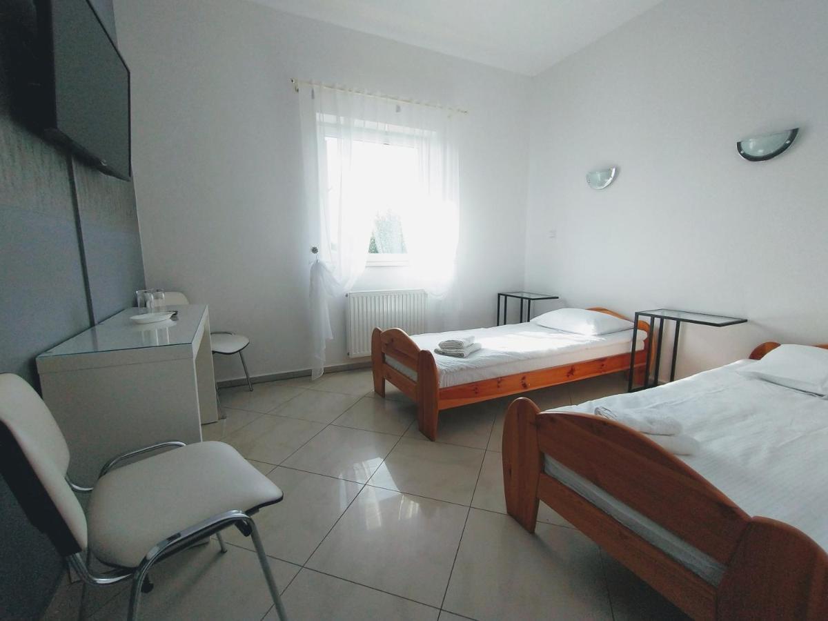 Zolta Walizka Gosciniec Hotel Podrzewie Екстериор снимка