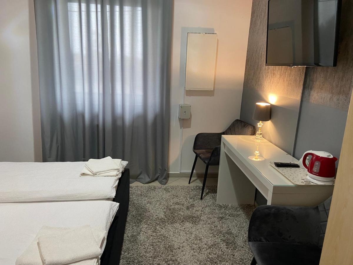 Zolta Walizka Gosciniec Hotel Podrzewie Екстериор снимка