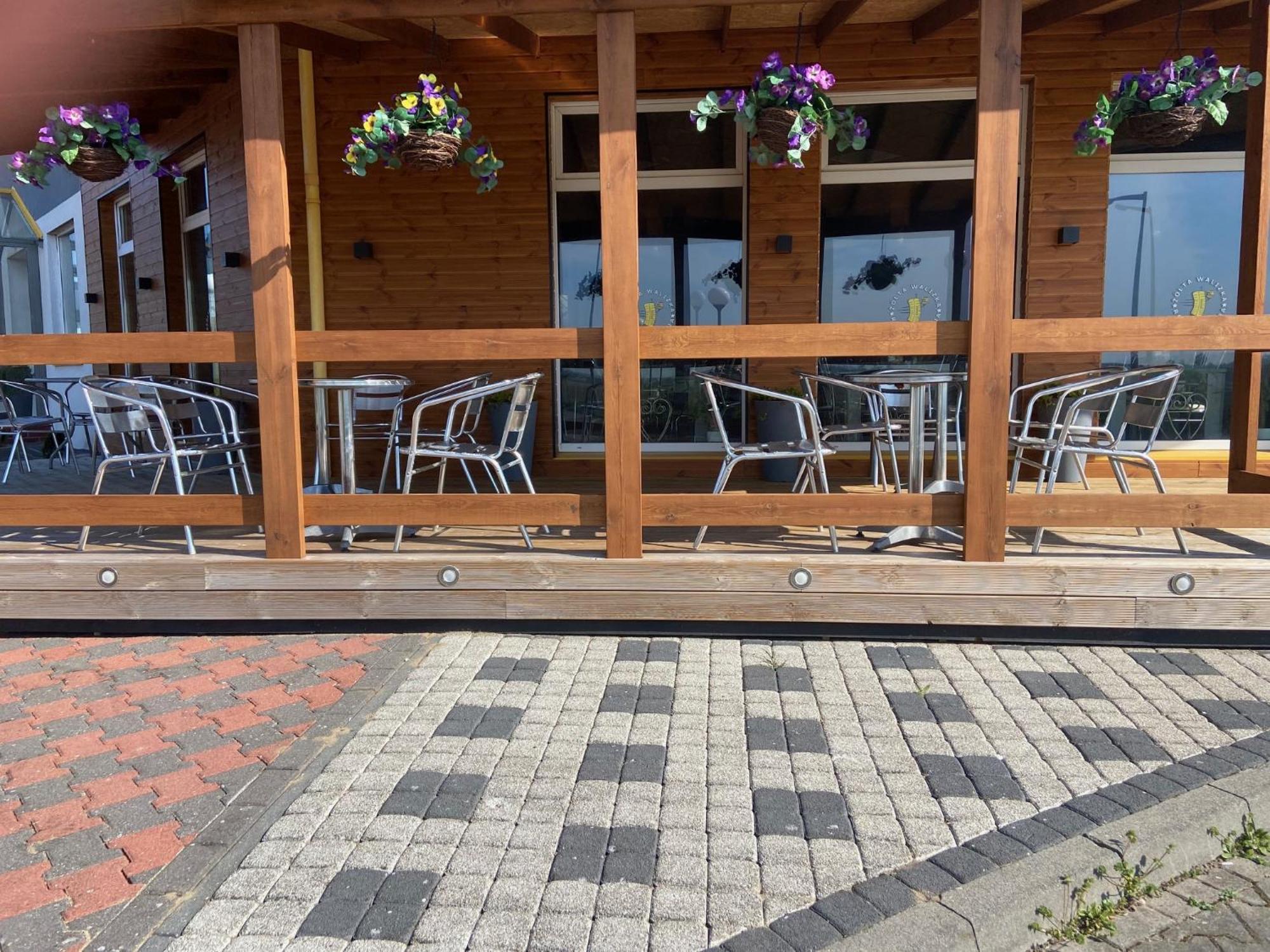 Zolta Walizka Gosciniec Hotel Podrzewie Екстериор снимка